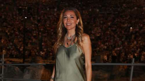 Δέσποινα Βανδή: Με απίθανο slip dress στην Επίδαυρο - Τα κοσμήματα και τα διακοσμημένα σανδάλια