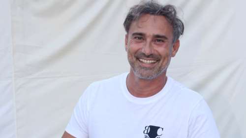 Γιώργος Καπουτζίδης: Φόρεσε τακούνια στη σκηνή του Athens Pride 2023 [βίντεο]