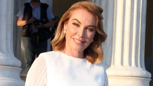 Τατιάνα Στεφανίδου: Η στιλάτη εμφάνιση με γαλάζιο shirt dress και  γόβες Christian Louboutin