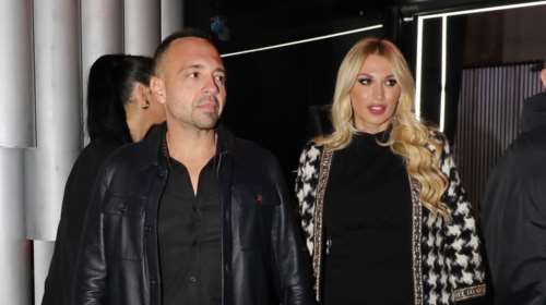 Κωνσταντίνα Σπυροπούλου: Κομψή στα μπουζούκια με ντραπέ μικρό μαύρο φόρεμα και μακριά ζακέτα pied de poule