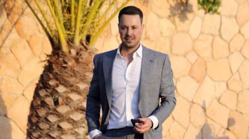 Πέτρος Κουσουλός: Η πρώτη φωτογραφία του νεογέννητου γιου του μέσα από το μαιευτήριο