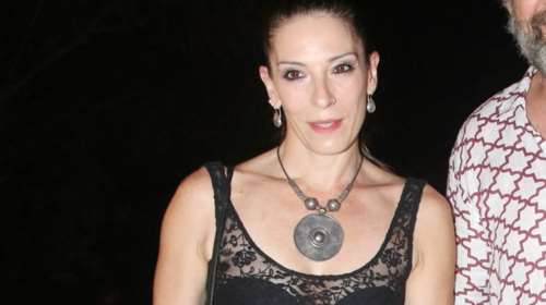 Αθηνά Μαξίμου: Στο Ηρώδειο με πολύ τολμηρό look - Το διάφανο δαντελένιο φόρεμα και τα μαύρα εσώρουχα