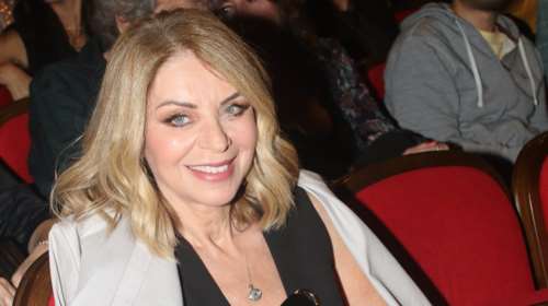 Έλλη Στάη: Η βραδινή εμφάνιση στο θέατρο με αμάνικο τοπ με μεγάλα τρουκς και βελούδινη κορδέλα