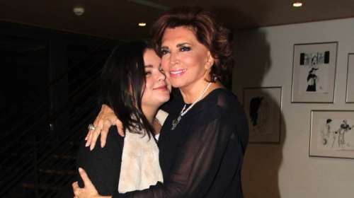 Μαριτίνα Ντενίση: Στη Θεσσαλονίκη με sequined jumpsuit - Ποζάρει με τη μαμά και τη θεία της