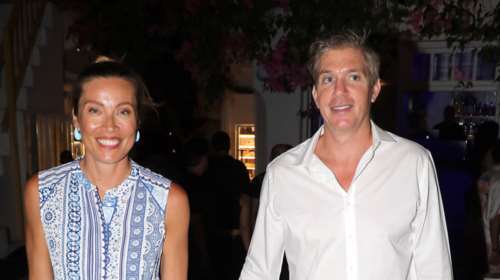 Η Μαριέττα Χρουσαλά και ο Λέων Πατίτσας πιασμένοι από το χέρι σε πλαζ στη Μύκονο