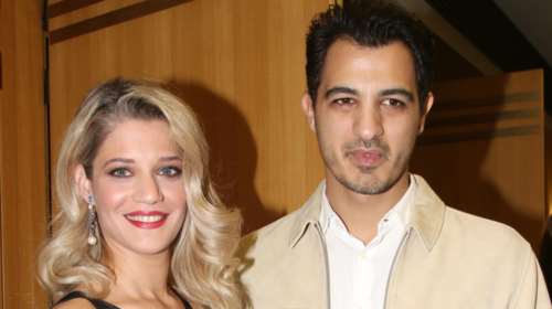 Η Τζένη Θεωνά και ο Δήμος Αναστασιάδης μας ανοίγουν το σαλόνι τους - Με 70s επιρροές