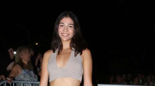 H Μελίνα Νικολαΐδη φωτογραφίζει τον μικρότερο αδερφό της, Γιώργο σε ένα οικογενειακό κλικ