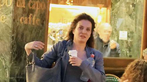 Η Δήμητρα Ματσούκα casual chic στο Κολωνάκι - Σε κλασική καφετέρια της περιοχής