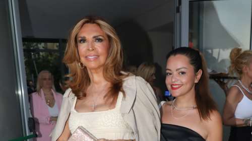 Η Μιμή Ντενίση στα λευκά δίπλα στο κύμα: Στο fashιοn show του Βασίλη Ζούλια