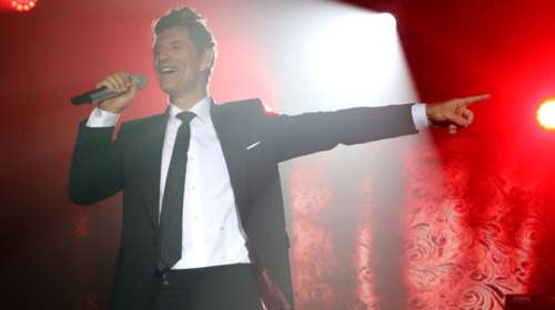 Η γλυκιά αφιέρωση του Σάκη Ρουβά από την πίστα στην κόρη του Αναστασία και την Κάτια Ζυγούλη