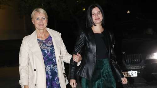 Βραδινή εμφάνιση για τη Νατάσα Παζαΐτη και τα δύο παιδιά της - Το στιλ της 22χρονης Αλίκης και το φρέσκο κούρεμά της