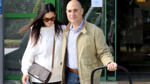 Κωνσταντίνος Μπογδάνος: Εξιτήριο για τη σύζυγό του από το μαιευτήριο - Οι πρώτες εικόνες με τη νεογέννητη κόρη τους