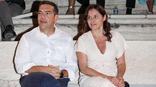 Μπέτυ Μπαζιάνα: Εντελώς άβαφη με κρεμ jumpsuit και φλατ πέδιλα στο Ηρώδειο