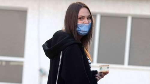 Υβόννη Μπόσνιακ: Πώς συνδύασε το oversized παλτό με τζιν και βραδινή τσάντα Yves Saint Laurent