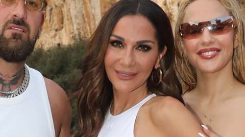 Δέσποινα Βανδή: Η απογευματινή εμφάνιση με ψηλόμεση cargo βερμούδα με ρίγες και λευκές γόβες με διαφάνεια