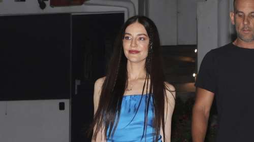 Αριάνα Ροκφέλερ: Η minimal chic εμφάνιση της πάμπλουτης κληρονόμου στα σοκάκια της Μυκόνου με μάξι slip dress