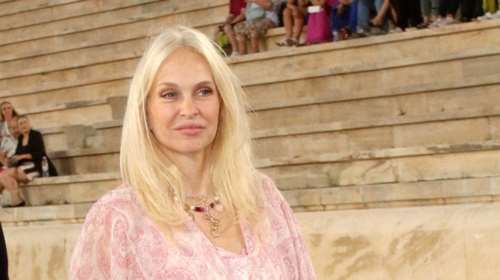 Αέρινη στο Καλλιμάρμαρο η Μαρί Κωνσταντάτου: Το υπέροχο ροζ φόρεμα και οι εντυπωσιακές wedge εσπαντρίγιες της