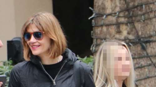 Ιδανικά ντυμένη για μια βροχερή μέρα: Η Άννα Μαρία Παπαχαραλάμπους στην Αθήνα με παρκά, κολάν και over the knee μπότες