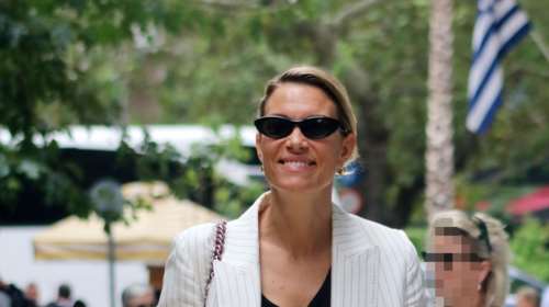 Βίκυ Καγιά: Βόλτα στο κέντρο της Αθήνας - Casual και στιλάτη, με το πιο κομψό μπλέιζερ [εικόνες]