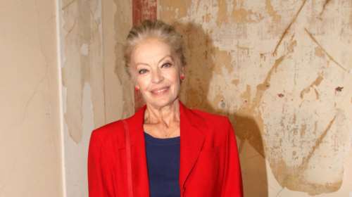 Μαρία Αλιφέρη: Στιλάτη στα 71 της με κόκκινο σακάκι, κόκκινες γόβες και τζιν