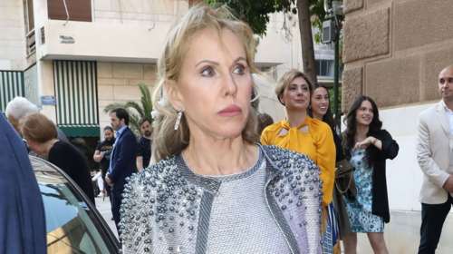 Ελένη Κόκκαλη: Η σπάνια δημόσια εμφάνιση με αριστοκρατικό ασημί ταγιέρ - Το κομψό και φινετσάτο look της