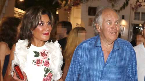 Γιάννα Αγγελοπούλου: Με φλοράλ σούπερ μίνι φόρεμα στη Μύκονο μαζί με τον σύζυγο και τα παιδιά της