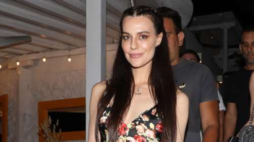 Αριάνα Ροκφέλερ: Στα σοκάκια της Μυκόνου με υπέροχο φλοράλ slip dress και Chanel τσάντα