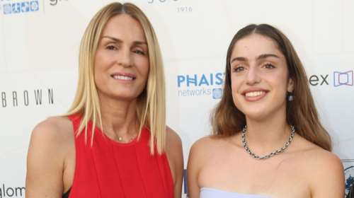 Μαριτίνα Νικοπολίδη: Η εντυπωσιακή εμφάνιση της 17χρονης με γαλάζιο πλεκτό φόρεμα με αποσπώμενα μακίνια