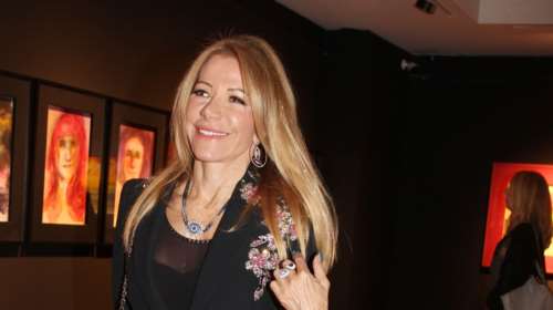 Η Μαριάννα Λάτση με custom made ολόσωμη φόρμα σε εκδήλωση στην Παλαιά Βουλή