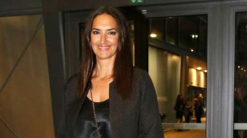 Νόνη Δούνια: Η smart chic εμφάνιση με denim και θεϊκές γόβες με μεταλλικές λεπτομέρειες