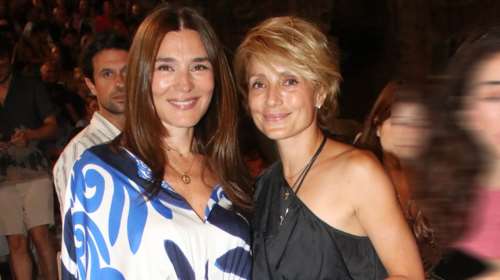 Summer girl στην πόλη η Μαρία Ναυπλιώτου: Με μεταξωτό &quot;θαλασσινό&quot; φόρεμα στο Ηρώδειο