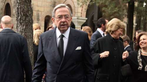 Κηδεία τέως βασιλιά: Μίνι λαϊκό προσκύνημα παρουσία βουλευτών της ΝΔ- Ισορροπίες Μητσοτάκη μεταξύ κεντρώων και... συμπαθούντων