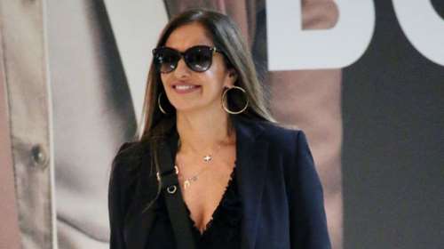 Βίκυ Κουλιανού: Η πρωινή total black εμφάνιση με knee high flat μπότες και διχτυωτό καλσόν