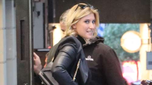 Σία Κοσιώνη: Το total black πολύ εφαρμοστό look της στη Βουκουρεστίου - Διαφορετική με τζιν και loafers