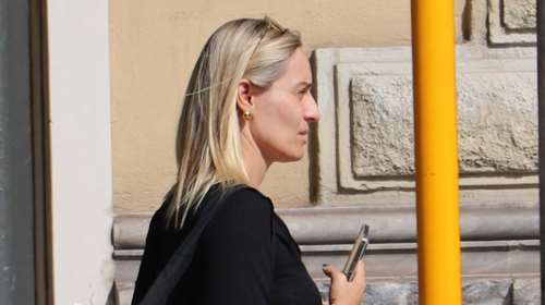 Ελεονώρα Μελέτη: Η βόλτα στην Αθήνα χωρίς μακιγιάζ, με office look και τα πιο άνετα και hot παπούτσια της σεζόν