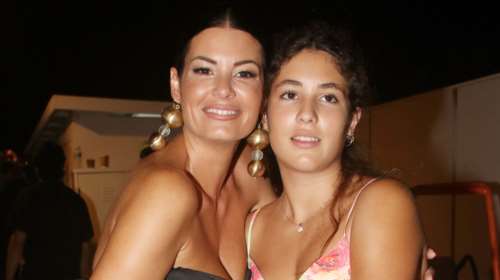 Sweet fourteen: Η Ισμήνη Αϊβάζη έκλεισε τα 14 με σούπερ μίνι, κόκκινο κραγιόν και φλατ παπούτσια