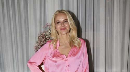 Η Μαρία Μπεκατώρου ποζάρει με φλοράλ μαγιό: Οι καλοσχηματισμένοι κοιλιακοί της