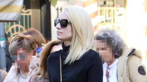 Κατερίνα Παναγοπούλου: Η πρωινή εμφάνιση στην Αθήνα με μακρυμάνικο μίνι φόρεμα και over the knee μπότες