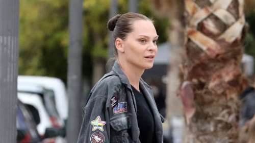 Μαμά και κόρη fashion icons: Η Υβόννη Μπόσνιακ με athleisure look και η κόρη της με λιλά φόρμα στο κέντρο της Αθήνας
