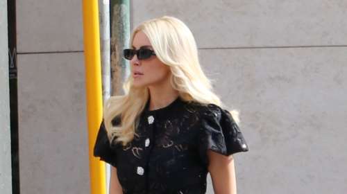 Κατερίνα Καινούργιου: To μίνι φόρεμα με το κοφτό κέντημα που συνδύασε με μπότες - κάλτσα over the knee