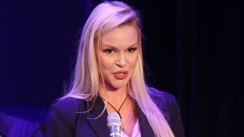 Βίκυ Κάβουρα: Έγκυος πέντε μηνών πάνω στη θεατρική σκηνή -  &quot;Εξαφάνισε&quot; τη φουσκωμένη κοιλιά της [Εικόνες]