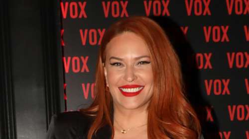 Σίσσυ Χρηστίδου: Με φλογερό κόκκινο φόρεμα σε βραδινή έξοδο