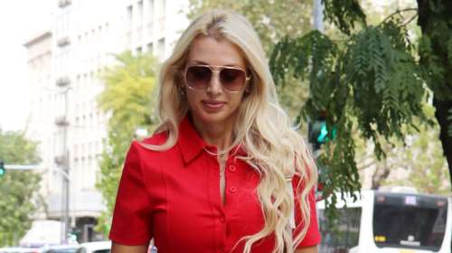 Κωνσταντίνα Σπυροπούλου: Με σούπερ μίνι shirt dress και Gucci backpack στην Αθήνα