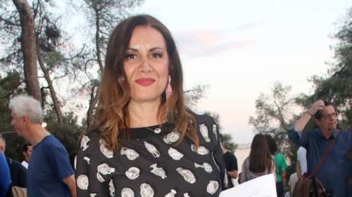 Άννα Δρούζα: Με μίντι φόρεμα και Yves Saint Laurent πλατφόρμες στο Ηρώδειο - Η σπάνια εμφάνιση