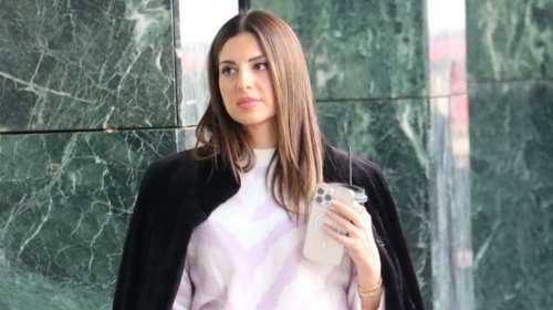 Γούνα το πρωί: Η Σταματίνα Τσιμτσιλή φόρεσε ιδανικά το βραδινό μακρύ πανωφόρι της με τζιν και πουλόβερ