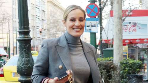 Ελεονώρα Μελέτη: Στιλάτη για ψώνια στο κέντρο - Η μονοχρωμία, το wide leg jean και τα σνίκερς που έσπασαν τη μονοτονία