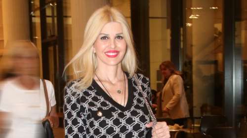 Έλενα Ράπτη: Η στιλάτη εμφάνιση με μακρυμάνικο μίνι φόρεμα που ανέδειξε την πολύ κομψή σιλουέτα της