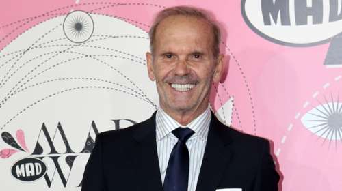 Πέτρος Κωστόπουλος: Η σπάνια εμφάνιση σε παρουσίαση βιβλίου στον Πειραιά με ατημέλητο look