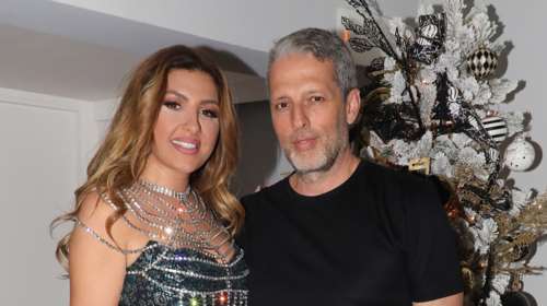Έλενα Παπαρίζου: Το σούπερ μίνι και τα must have silver μποτάκια - Η σπάνια εμφάνιση με τον σύζυγό της