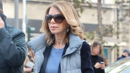 Έλλη Στάη: Casual στην Αθήνα με denim παντελόνι με ξέφτια, navy σακάκι και αμάνικο τζάκετ